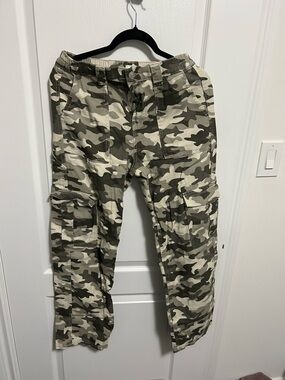 Ardene Women’s Camo Cargo Pants - Olive Green & Beige